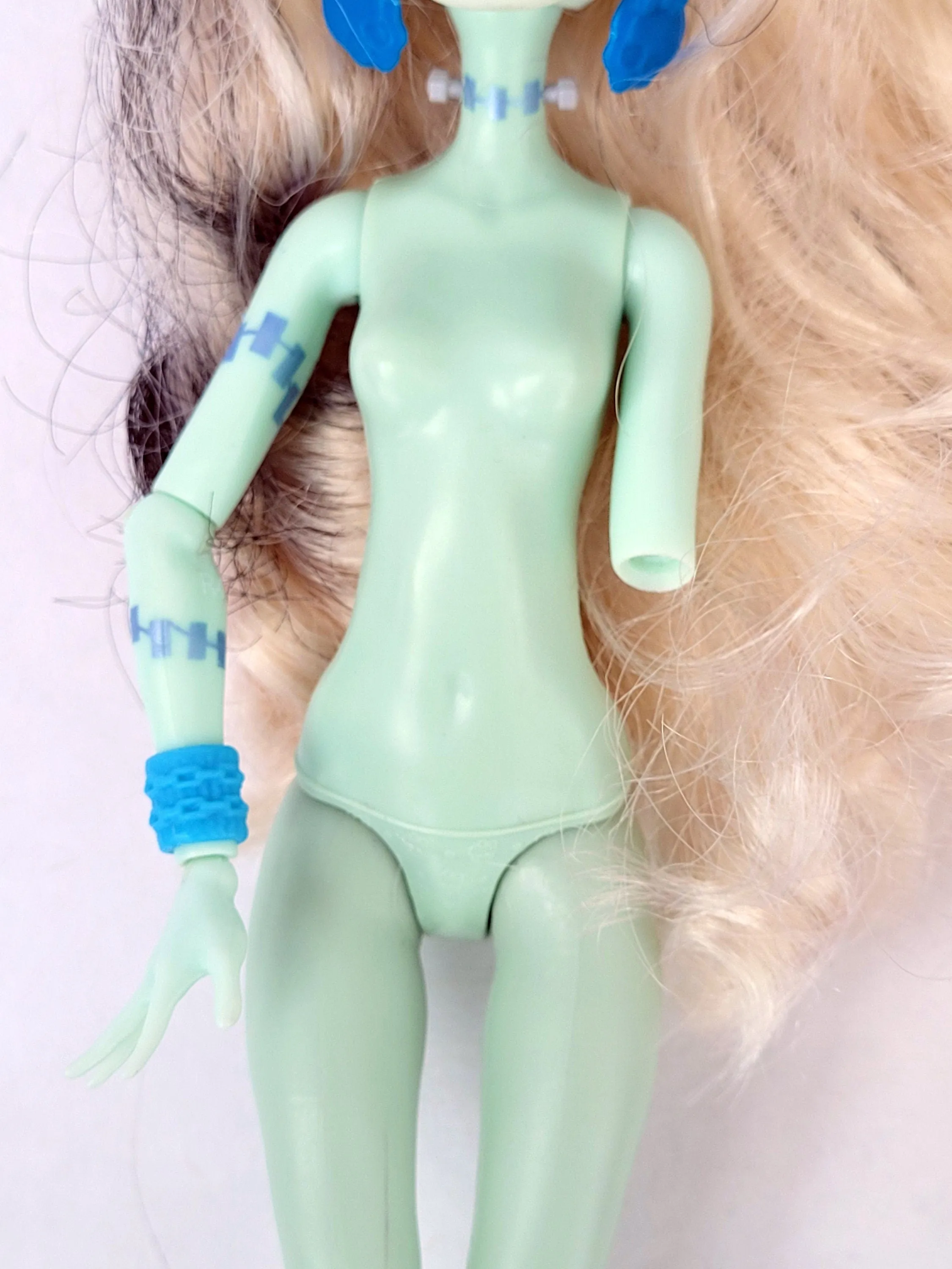 Monster High Doll Skulltimate Locker Room Frankie Stein Exclusive Playset for Collectors, OOAK Repaint, Playing, Original Accessories, Rare